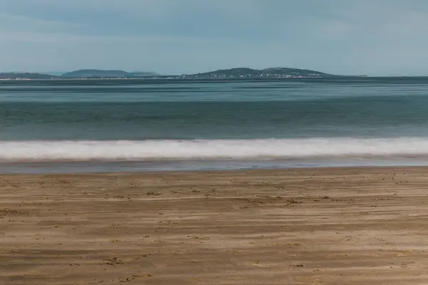 Lång exponering skott av orörd övergiven australisk strand i skymningen — Stockfoto