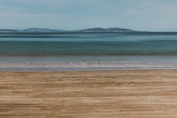 Lång exponering skott av orörd övergiven australisk strand i skymningen — Stockfoto