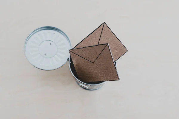 Decluttering votre boîte de réception, enveloppes e-mail et poubelle sur le bureau — Photo