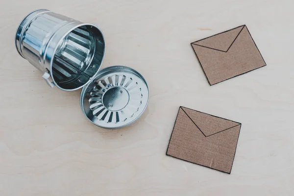 Decluttering sua caixa de entrada, envelopes de e-mail e lixeira na mesa — Fotografia de Stock