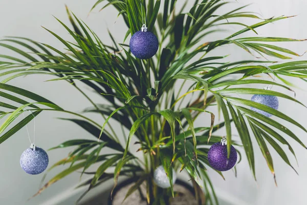Alternatywne choinki roślin palmowych z bombki świąteczne dla — Zdjęcie stockowe
