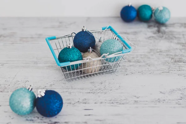 Compras festivas e decorações, bugigangas de Natal em compras — Fotografia de Stock