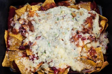 Mısır cipsi, fasulye ve avokado soslu vejetaryen nachos tarifleri.