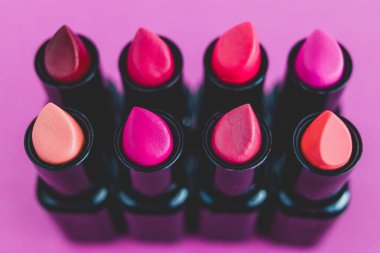Güzellik endüstrisi renkli ruj gruplarıyla hareketsiz.