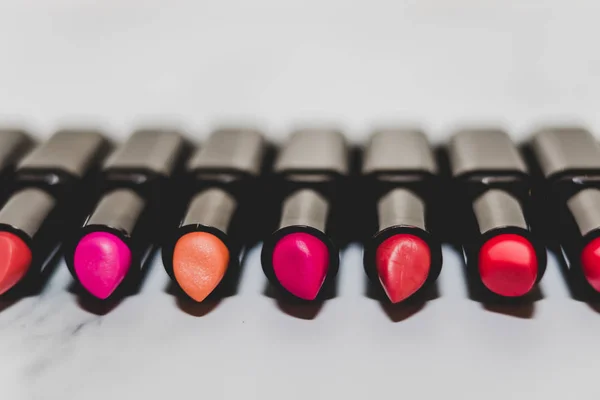 미용 산업, 화려 한 립스틱들 이 줄을 서서 — 스톡 사진
