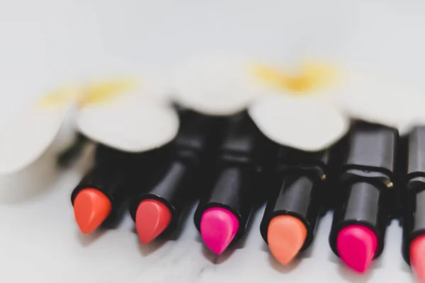 Belleza industria naturaleza muerta, grupo de lápices labiales coloridos alineados — Foto de Stock