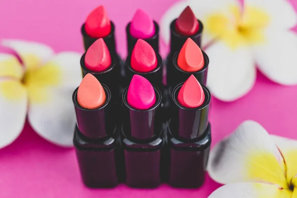 Belleza naturaleza muerta de la industria con grupo de lápices labiales de colores en s — Foto de Stock