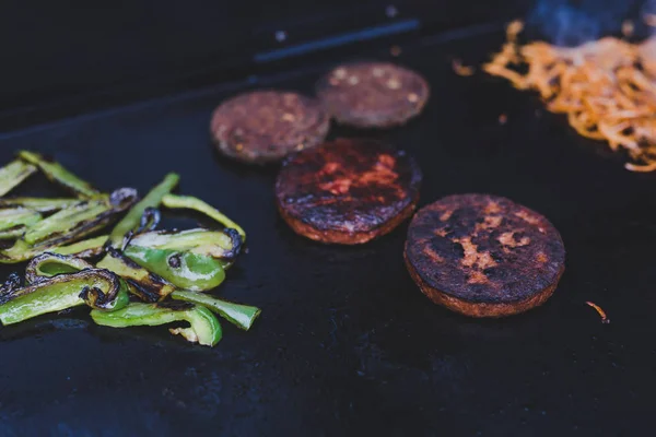 Veganistische barbecue met capsicum zoete aardappel noedels en veganistisch uitgeleend — Stockfoto