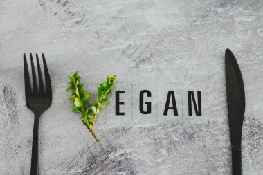 V harfli vejetaryen metni küçük dallardan yapılmış ve yaprakları F harfinin yanında.