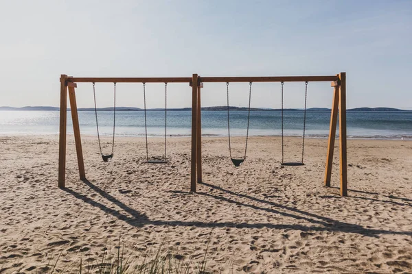 Gungor på stranden framför Stilla havet utan människor — Stockfoto