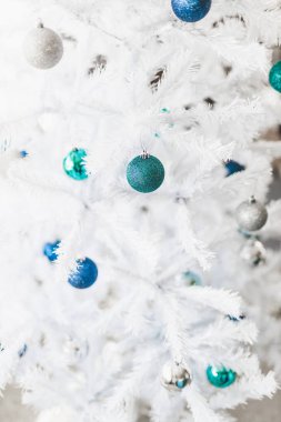 Beyaz karla kaplı Noel ağacı ve mavi ve gümüş rengi