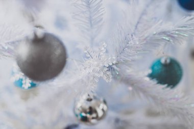 Kar taneleriyle bembeyaz kar yağışlı Noel ağacı