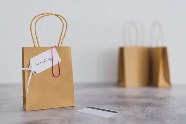 La construcción de un concepto de marca reconocible bolsa de compras con Branding — Foto de Stock