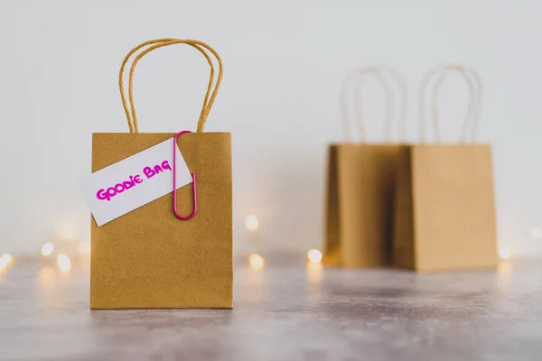 Muestras gratuitas y regalar bodegón conceptual, ingenio bolsa de compras — Foto de Stock