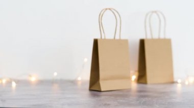 Ödeme kartıyla alışveriş çantası yerleştirmek ve içinde peri ışıkları olan diğer çantalar...