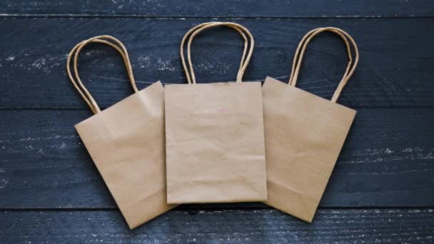 Bir Tanesinin Üzerine Elle Ödeme Kartları Koyan Alışveriş Çantaları — Stok video