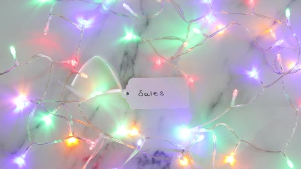 Cena Sprzedaży Tagu Otoczony Kolorowe Lampki Świąteczne Dzieje Się Wyłącza — Wideo stockowe