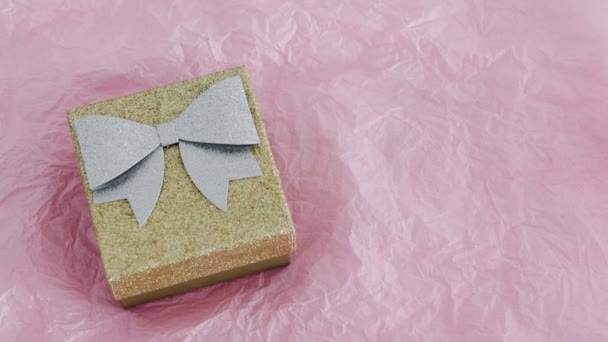 购物和促销概念静止不动 手工将售价标签放在粉色背景的金银礼品盒旁边 — 图库视频影像