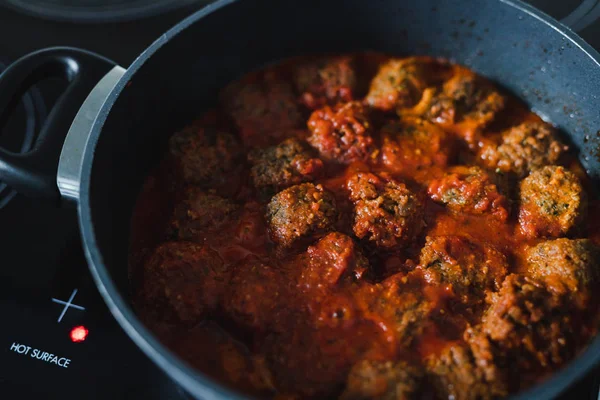 Varma veganska köttbullar med chilitomatsås matlagning i en kastrull — Stockfoto