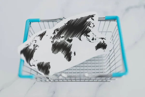 Küresel iş kavramsal natürmort, dünya ile alışveriş sepeti — Stok fotoğraf