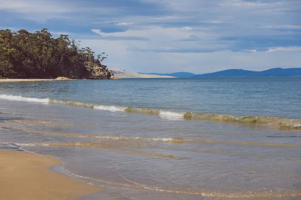 Pristine natural beach in Tasmania, Australia with no people — Stock Photo, Image