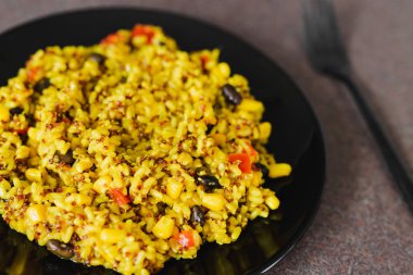 pirinç ve kinoa fasulye ve mısır ile karıştırılmış zerdeçal ve baharatlar
