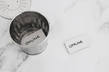 Sosyal medya takıntısı, içinde internet imzası olan çöp kutusu ve O