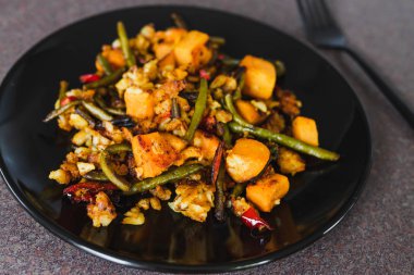 sağlıklı bitkisel tarifler, sotelenmiş Akdeniz sebzeleri 