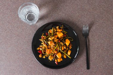 sağlıklı bitkisel tarifler, sotelenmiş Akdeniz sebzeleri 