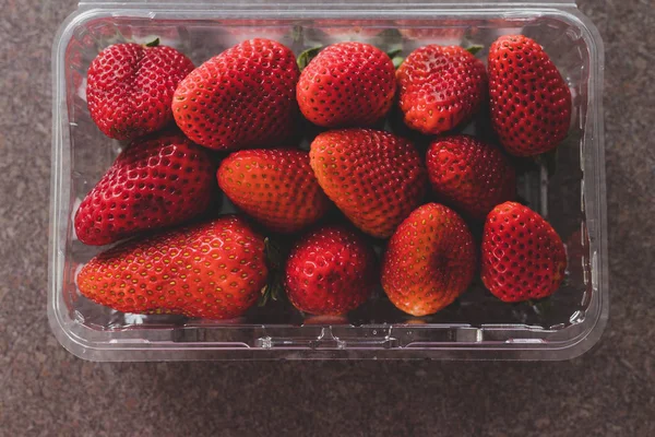 新鲜食物配料，厨房台子上的有机草莓 — 图库照片
