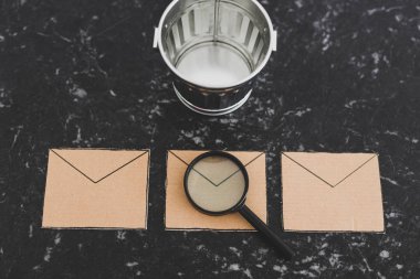 Gelen kutunuzu spam için analiz etmek, e-posta zarfındaki büyüteç