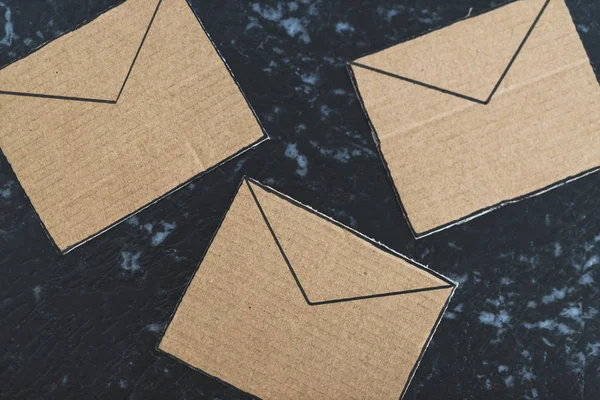 Ομάδα εικόνων φάκελο ηλεκτρονικού ταχυδρομείου διάσπαρτα σε μαύρο μαρμάρινο γραφείο — Φωτογραφία Αρχείου