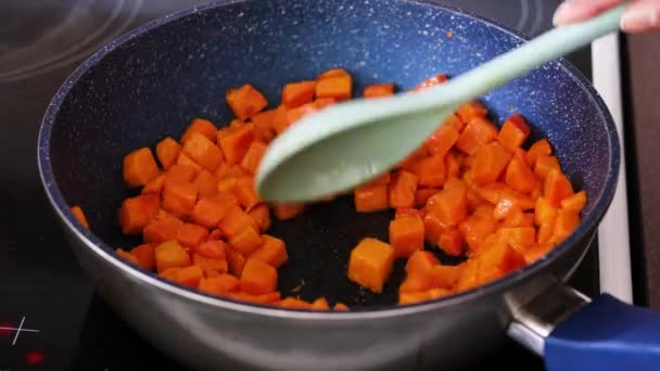 Кубики Кабачків Обсмажуються Перемішуються Сковороді Плиті Концепція Здорової Їжі Готується — стокове відео