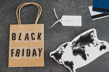 Dünya haritalı Kara Cuma alışveriş çantası. Fiyat etiketi ve ödeme.