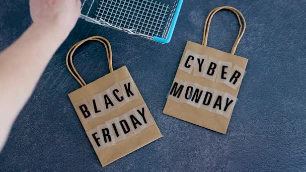 营销促销优惠和销售理念静止不动 手工将多个购物篮放在黑色星期五和网络星期一购物袋旁边 — 图库视频影像