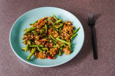 Sotelenmiş sebze tabağı, yeşil fasulye patates ve Akdeniz.