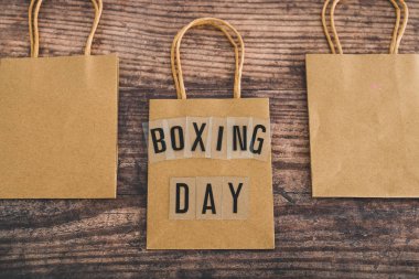 Diğerlerinin yanında boks günü alışveriş çantası.