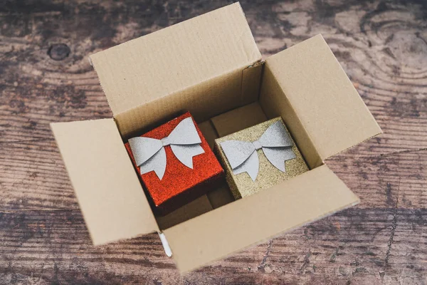 Compras navideñas festivas, regalos o cajas de regalo en el interior delive — Foto de Stock