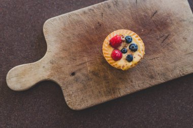 Meyveli muhallebi ve çikolatalı hamur işleri.