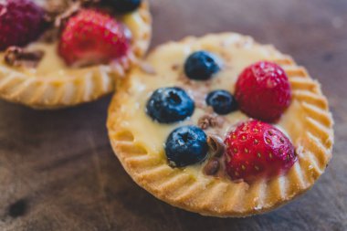 Meyveli muhallebi ve çikolatalı hamur işleri.