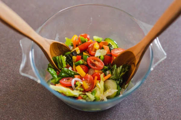 Salad bowl with greens tomatoes capsicums and mixed veggies — Stock Photo, Image