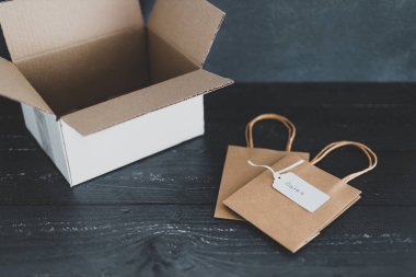 Çevrimiçi alışveriş, boş paketleri alışveriş poşetleri ve satışlarla aç
