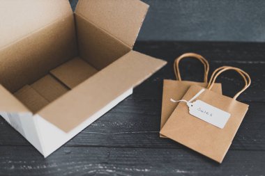 Çevrimiçi alışveriş, boş paketleri alışveriş poşetleri ve satışlarla aç