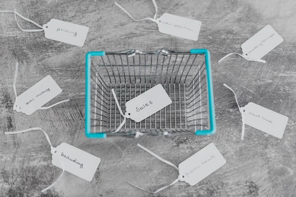 Concepto de compras de los clientes, cesta de la compra desde arriba con pric — Foto de Stock