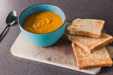 balkabağı çorbası ve kızarmış ekmek.