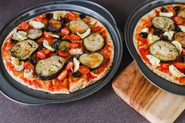 Gitmeden önce domates soslu sebzeli ve patatesli pizza. 