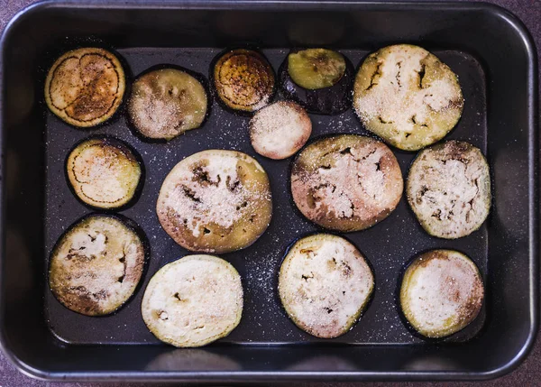 Fette di melanzana arrosto con pangrattato guarnizione nel vassoio del forno — Foto Stock