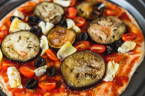 База пиццы с овощами с томатным соусом и баклажаном перед тем, как начать — стоковое фото