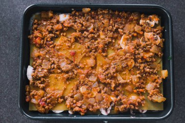 Vejetaryen lazanya, sütsüz peynir ve vejetaryen salam kıymalı.