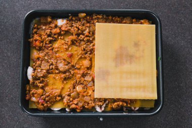 Vejetaryen lazanya, sütsüz peynir ve vejetaryen salam kıymalı.